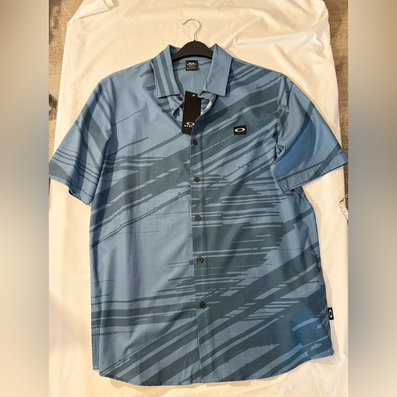 Oakley NEW WITH TAGS Men’s Tempo Print Button Down Shirt Size Medium - Picture 16 of 17